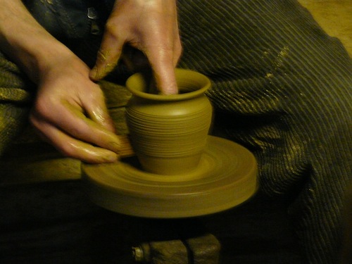 potter's wheel, by Piotrius at Wikimedia Commons